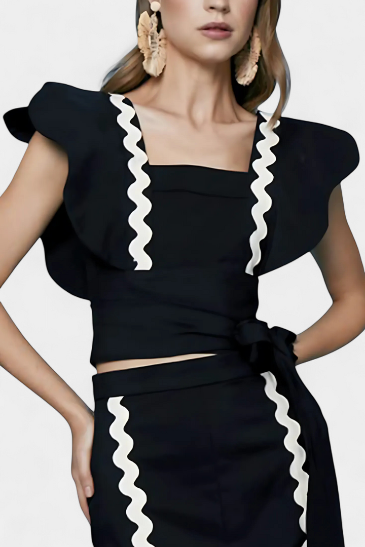 Fabiana - Top Elegante com Folhos e Costuras em Contraste