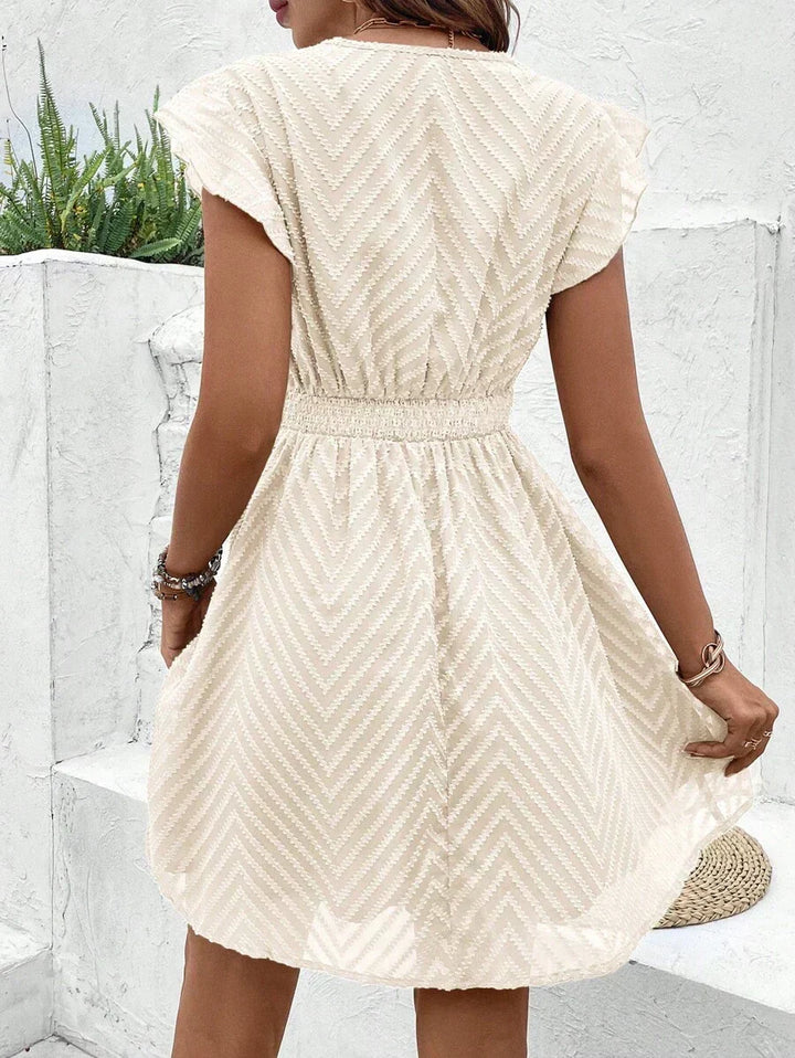 Vestido mini de mulher com decote em V e manga curta com detalhe de debrum de crochet