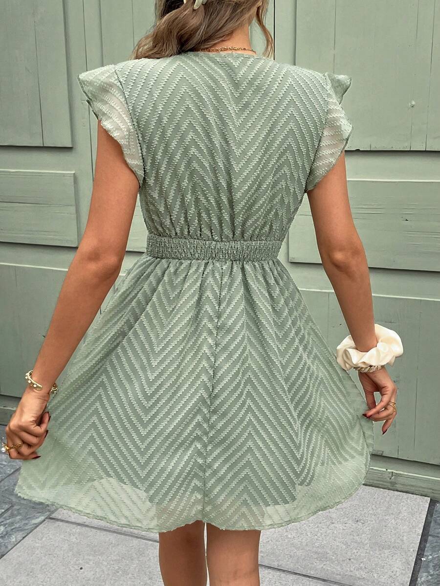 Vestido mini de mulher com decote em V e manga curta com detalhe de debrum de crochet