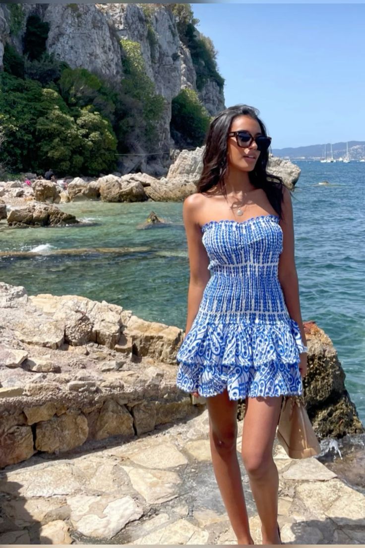 Vestido mini franzido sem alças para mulher com saia escalonada com folhos