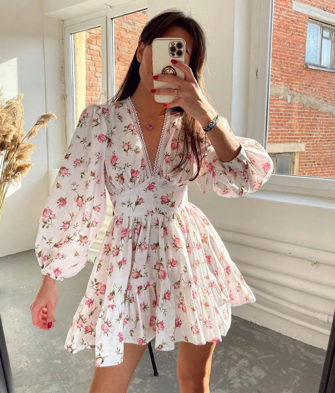 Vestido mini floral com decote em V para mulher, mangas compridas e saia com folhos