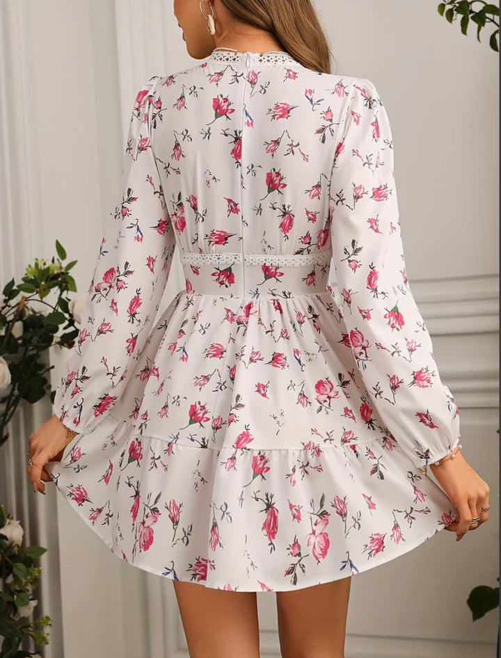 Vestido mini floral com decote em V para mulher, mangas compridas e saia com folhos