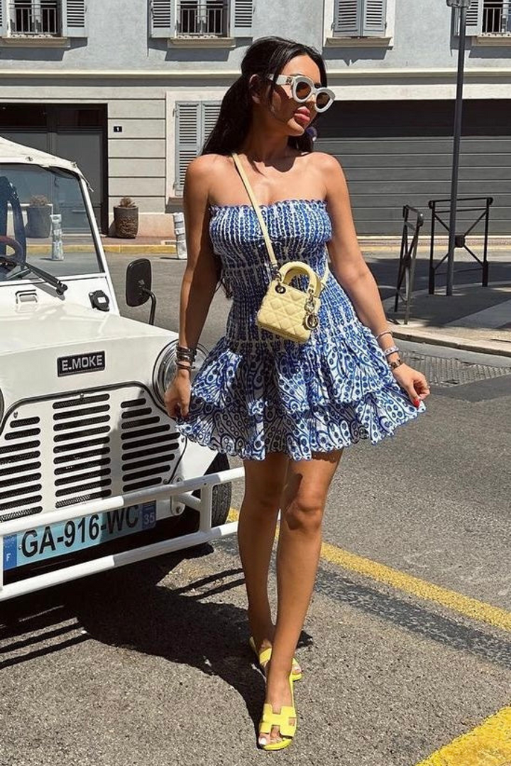 Vestido mini franzido sem alças para mulher com saia escalonada com folhos