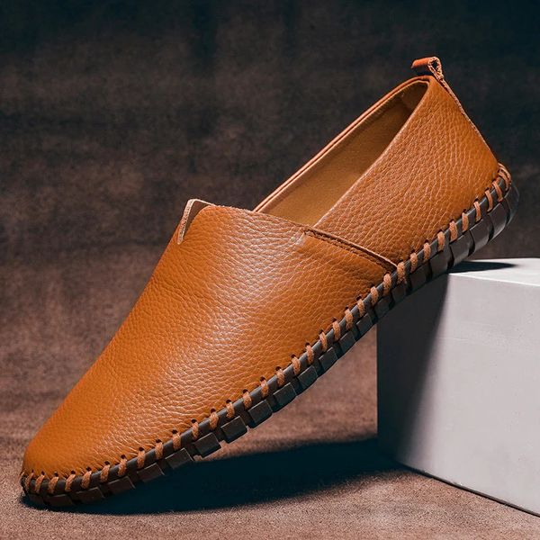 Mocassins de pele cosidos à mão