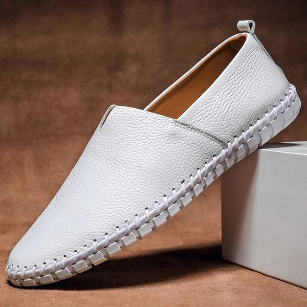 Mocassins de pele cosidos à mão