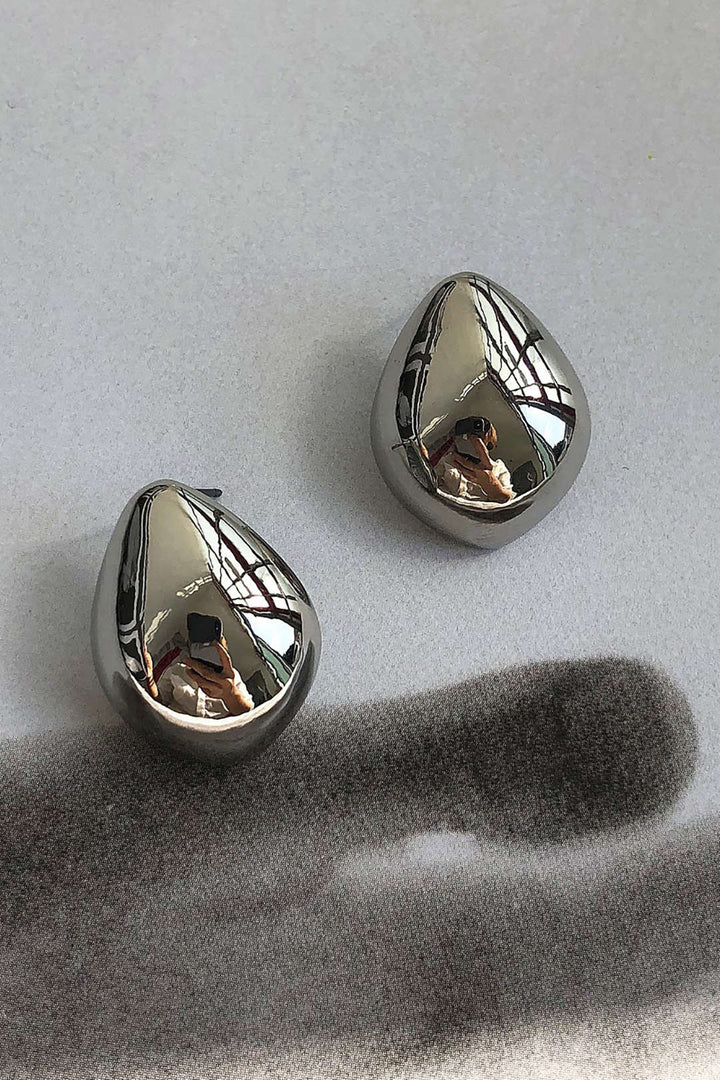 Brincos Metálicos em Forma de Gota