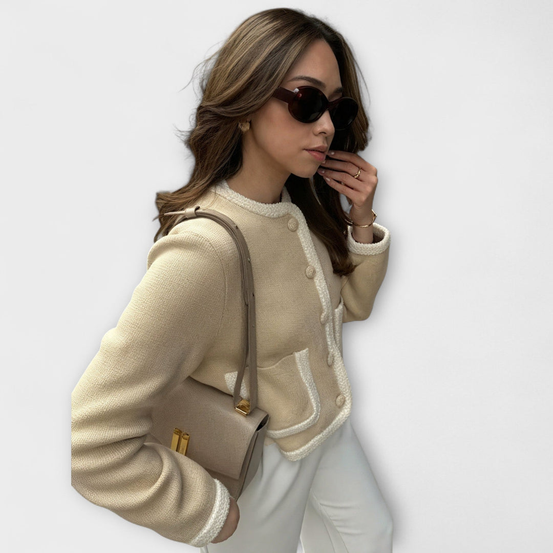 Camisola Clássica com Bolsos Decorativos