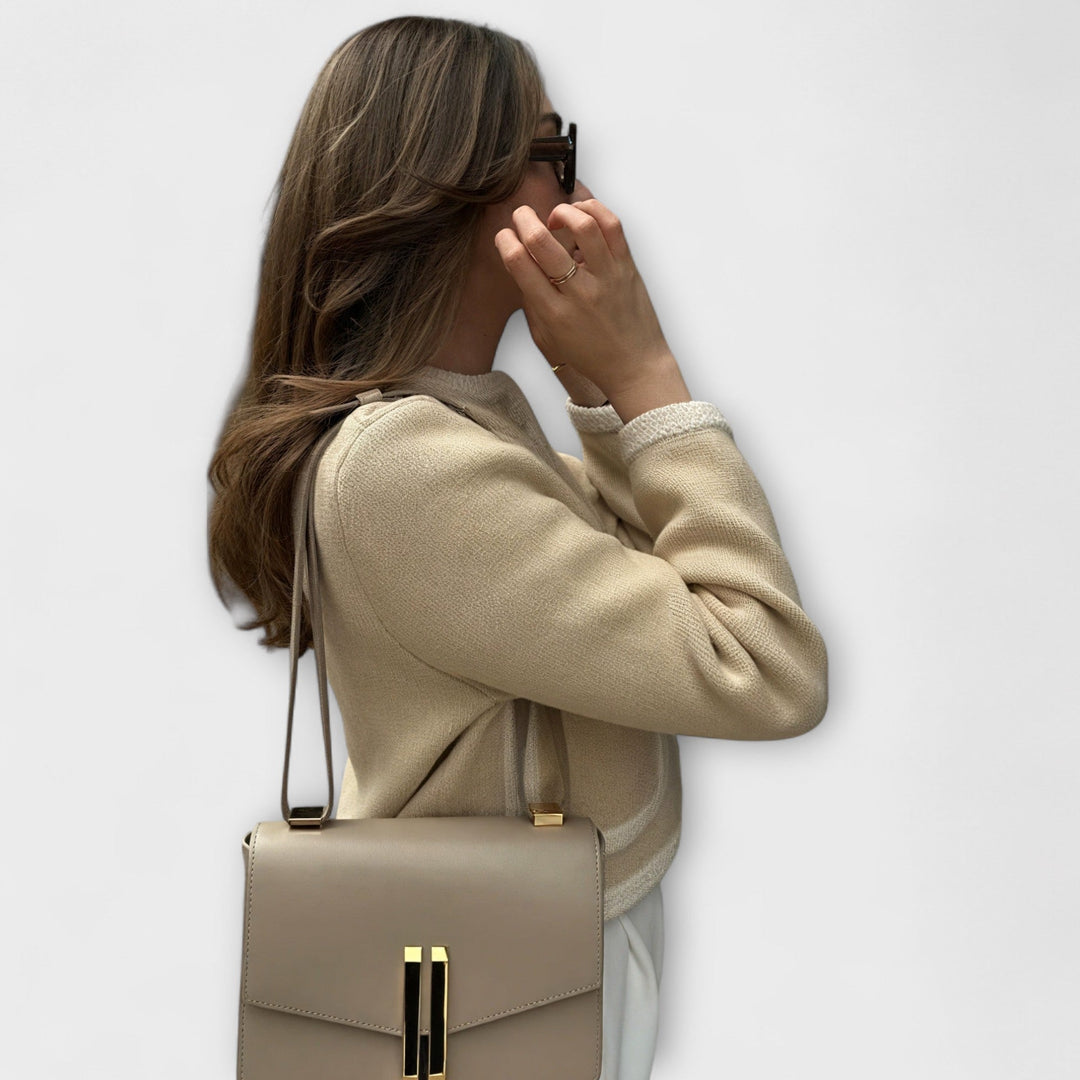 Camisola Clássica com Bolsos Decorativos