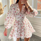 Vestido mini floral de corte A para mulher com decote em V e mangas compridas