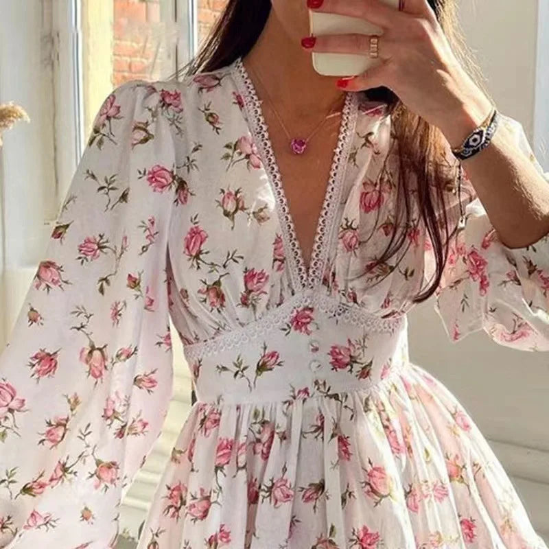 Vestido mini floral de corte A para mulher com decote em V e mangas compridas