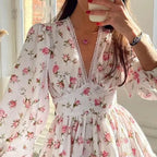 Vestido mini floral de corte A para mulher com decote em V e mangas compridas