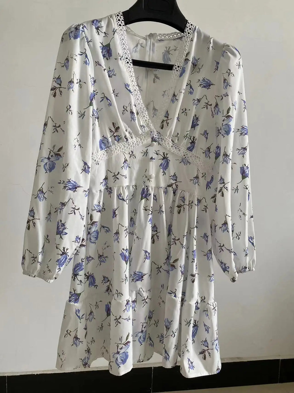 Vestido mini floral de corte A para mulher com decote em V e mangas compridas