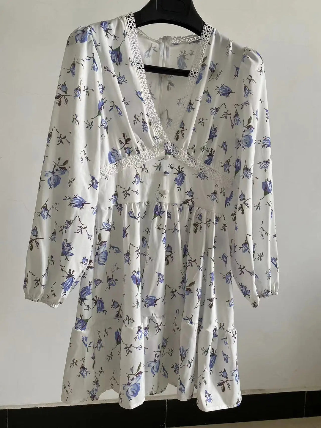 Vestido mini floral de corte A para mulher com decote em V e mangas compridas