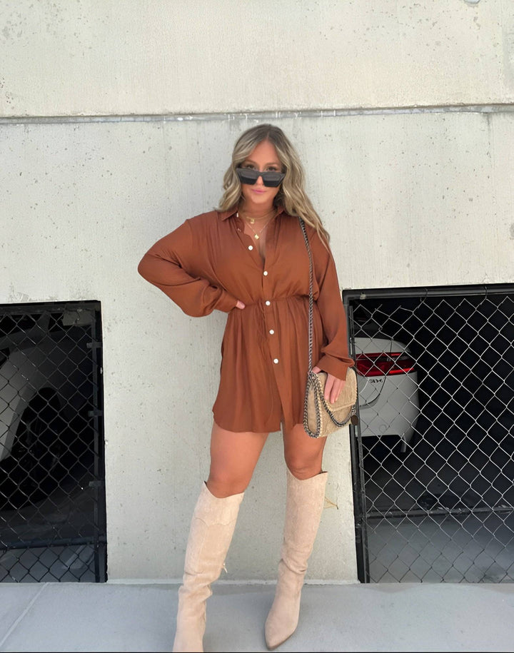 Vestido Camiseiro Preto Elegante de Mulher