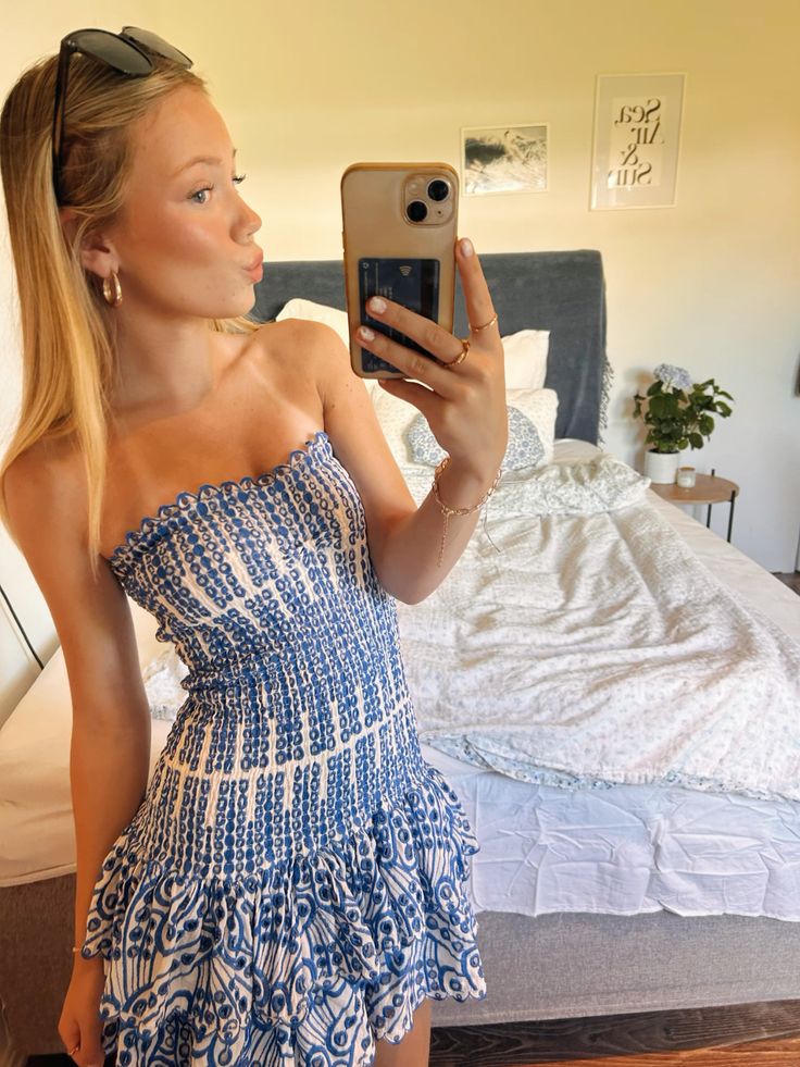 Vestido mini franzido sem alças para mulher com saia escalonada com folhos