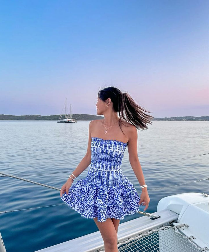 Vestido mini franzido sem alças para mulher com saia escalonada com folhos