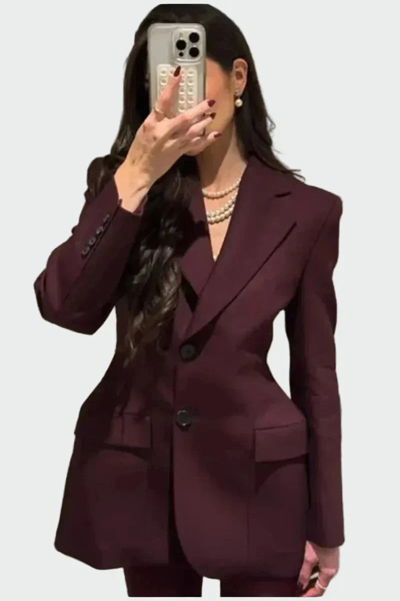 Nikol - Blazer com um Corte Impressionante e Botões