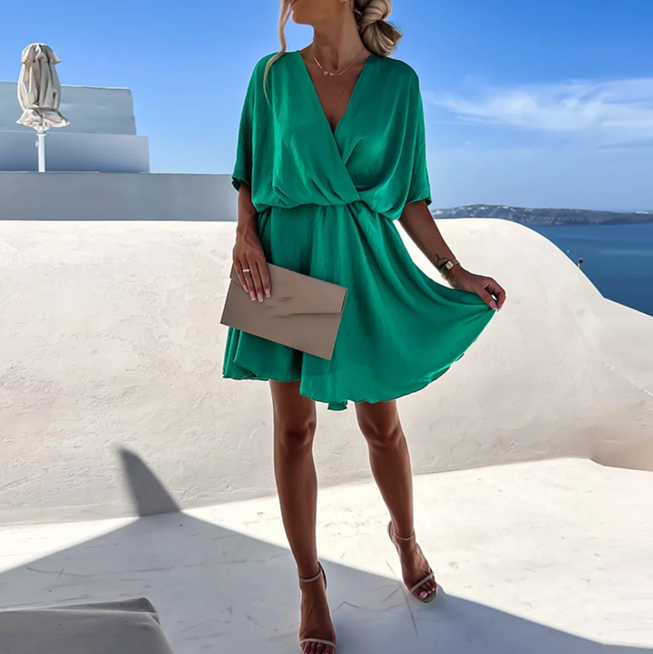 Vestido Mini Fluido com Decote em V, Mangas Curtas e Cintura Alta de Mulher