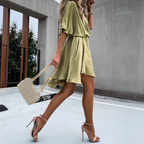 Vestido mini drapeado com decote em V e mangas curtas soltas para mulher