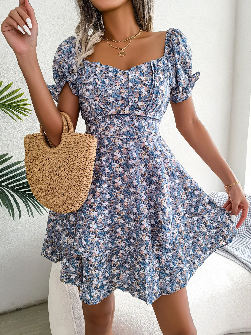 Vestido Mini Floral de Manga Curta de Mulher com Cintura com Atacadores e Corte Fluido