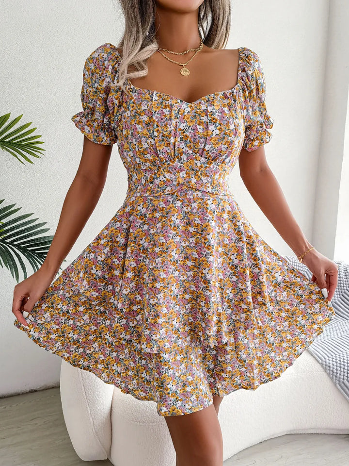 Vestido Mini Floral de Manga Curta de Mulher com Cintura com Atacadores e Corte Fluido