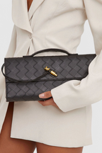 Melanie Clutch com Detalhe de Nó Dourado