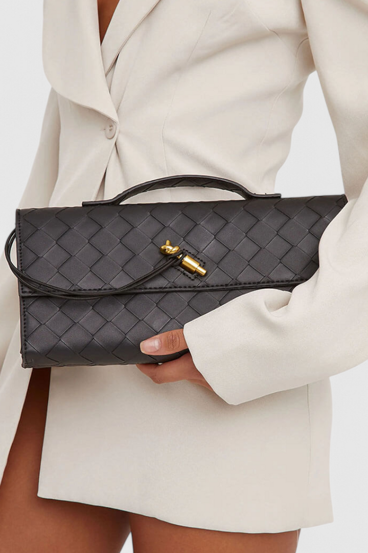 Melanie Clutch com Detalhe de Nó Dourado