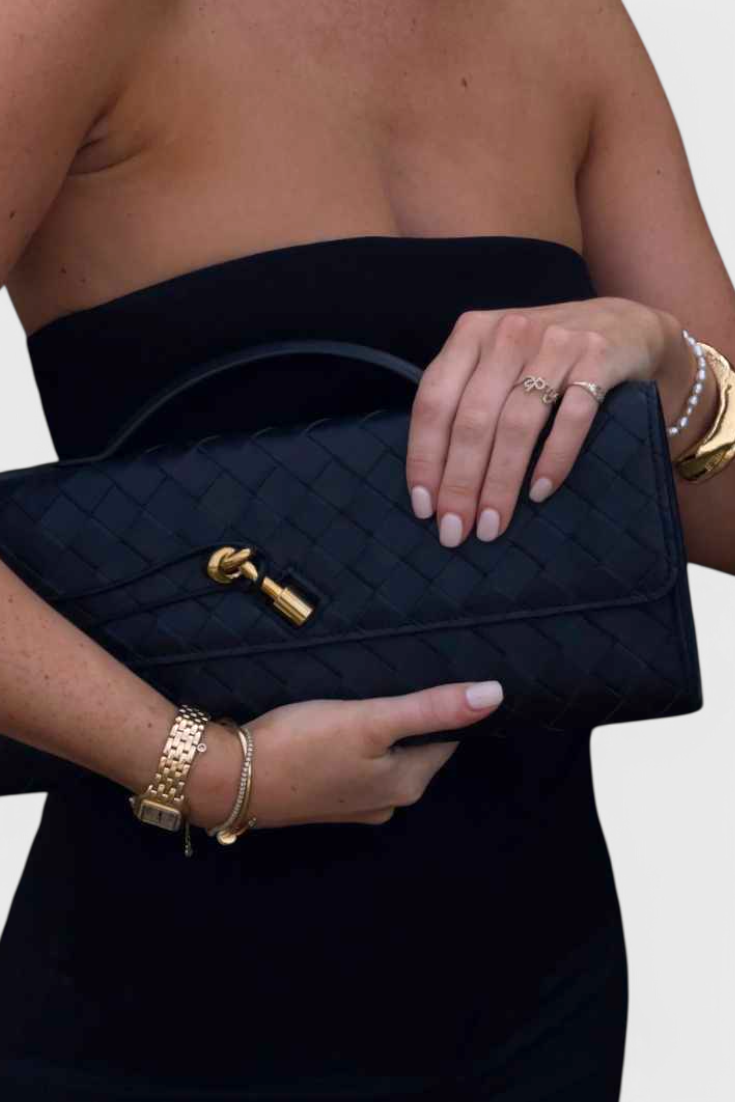Melanie Clutch com Detalhe de Nó Dourado