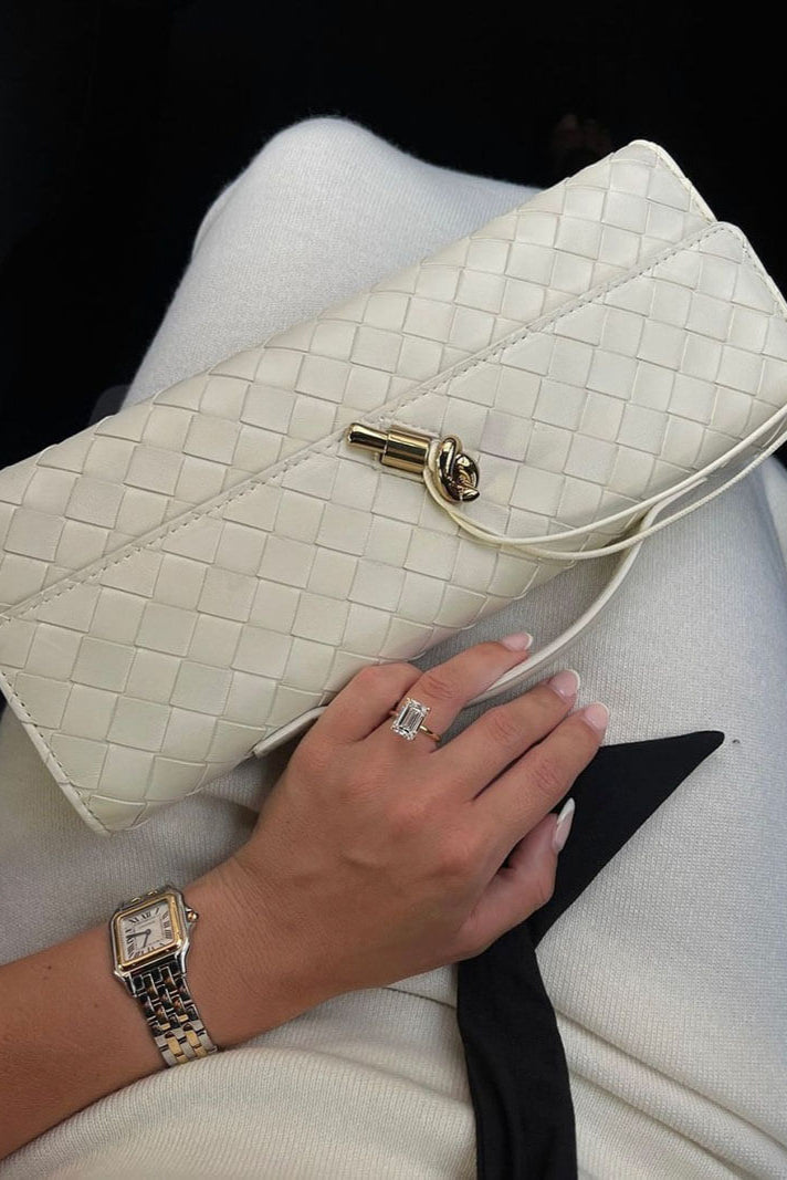 Melanie Clutch com Detalhe de Nó Dourado