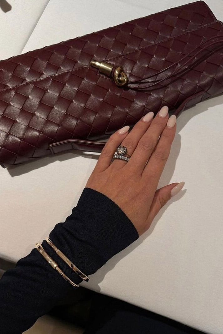 Melanie Clutch com Detalhe de Nó Dourado