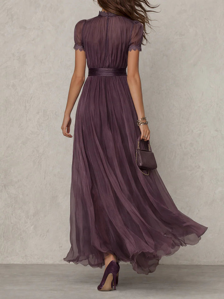 Flavia • Vestido Longo Violeta com Decote em Lágrima e Debrum de Renda Chiffon