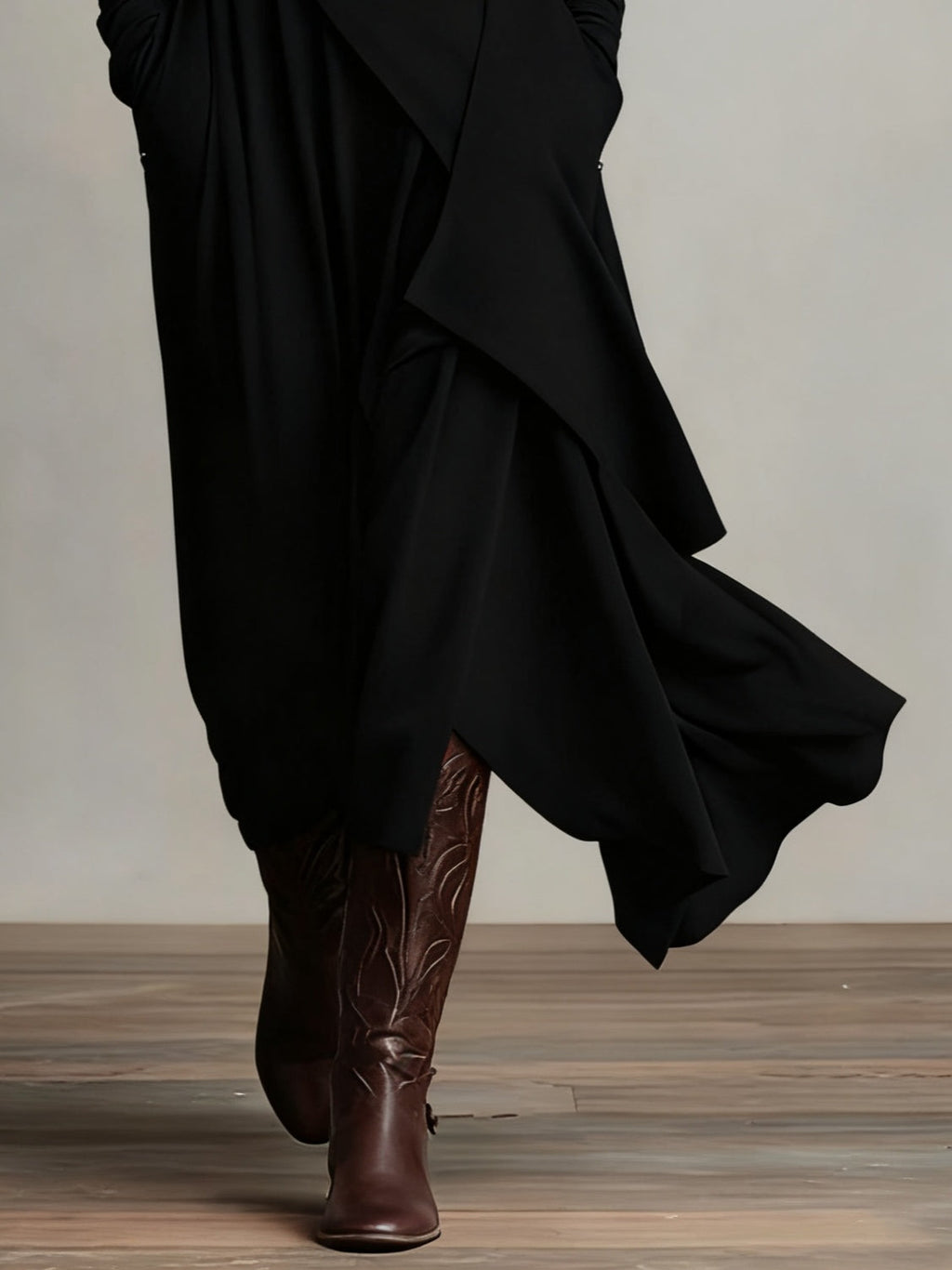 Georgia™ | Vestido Maxi Plissado Assimétrico Roxo com Gola Alta (colar não incluído)