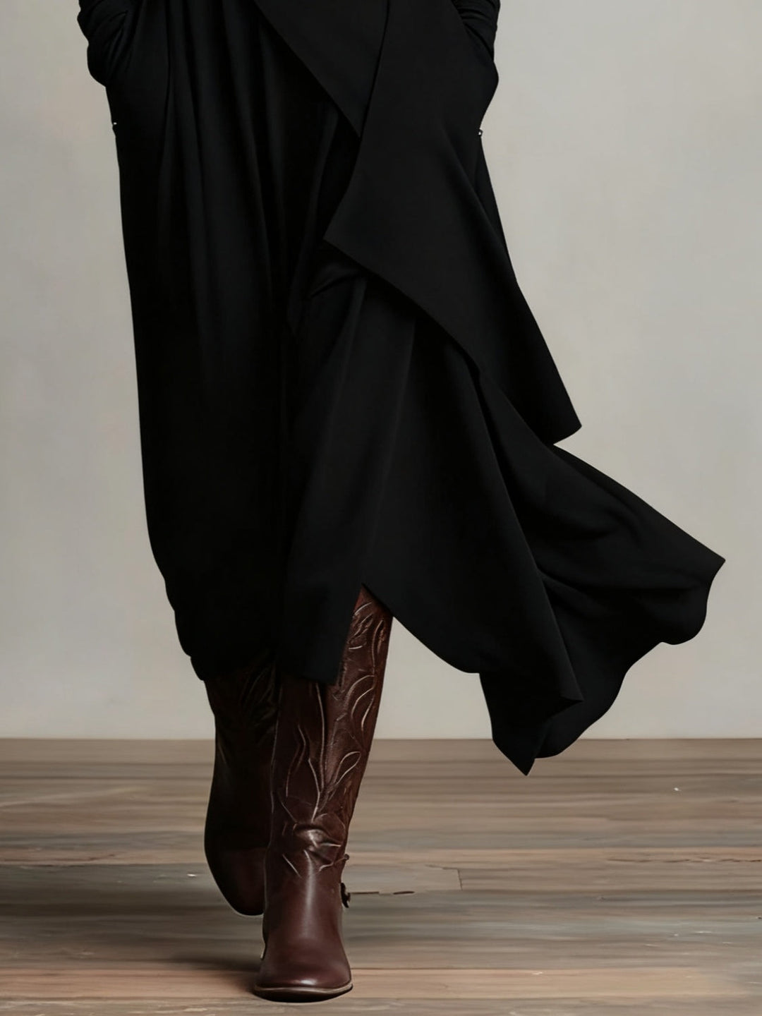 Georgia™ | Vestido Maxi Plissado Assimétrico Roxo com Gola Alta (colar não incluído)