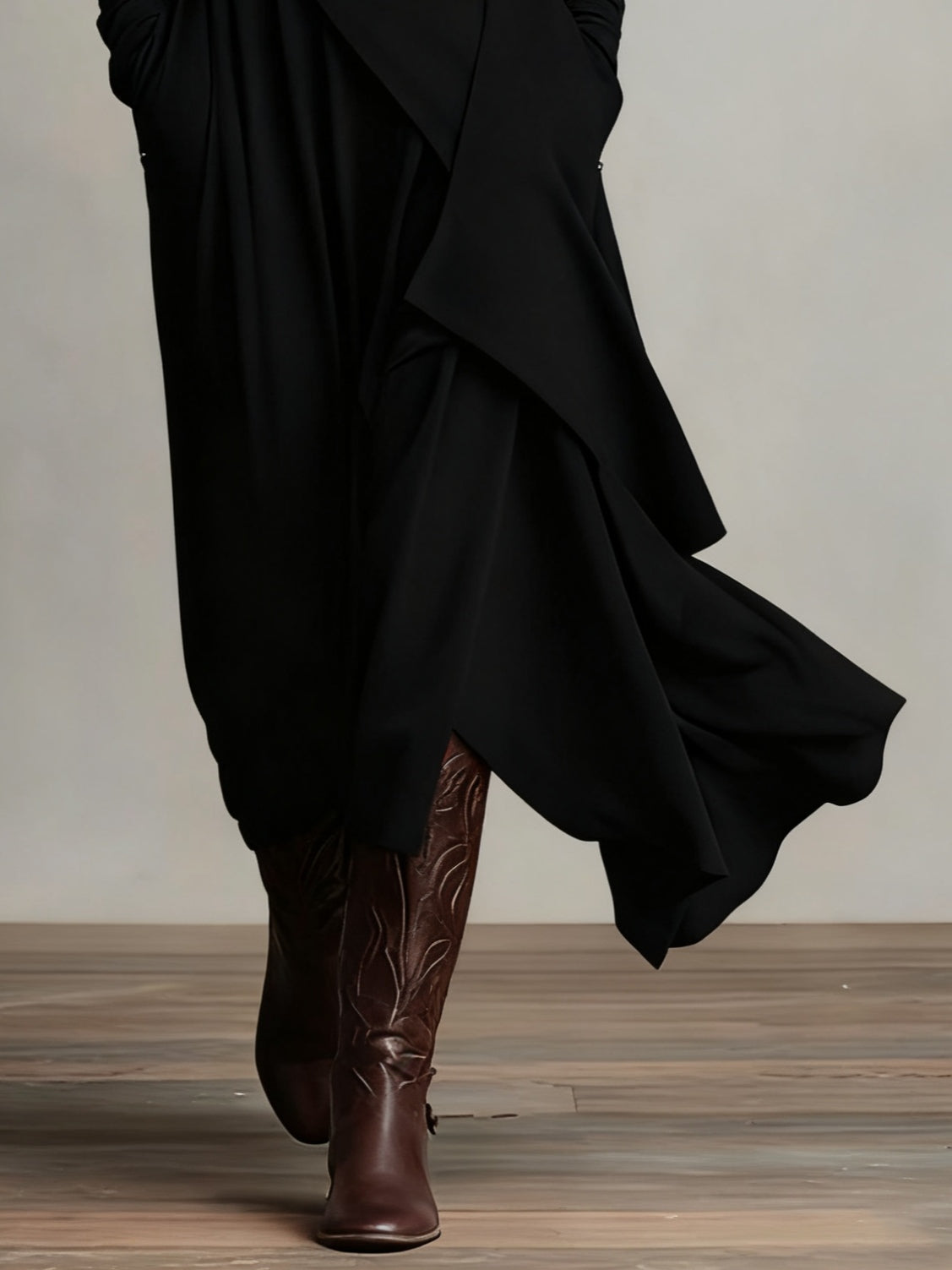 Georgia™ | Vestido Maxi Plissado Assimétrico Roxo com Gola Alta (colar não incluído)