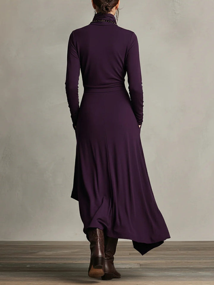 Georgia™ | Vestido Maxi Plissado Assimétrico Roxo com Gola Alta (colar não incluído)