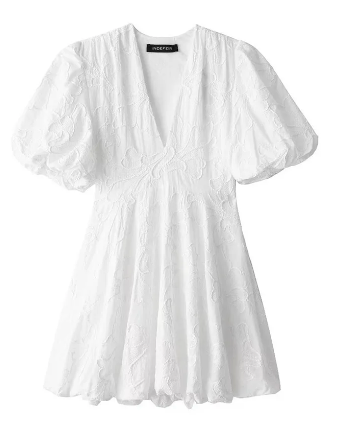 Vestido curto de mulher com mangas bufantes e detalhe texturizado