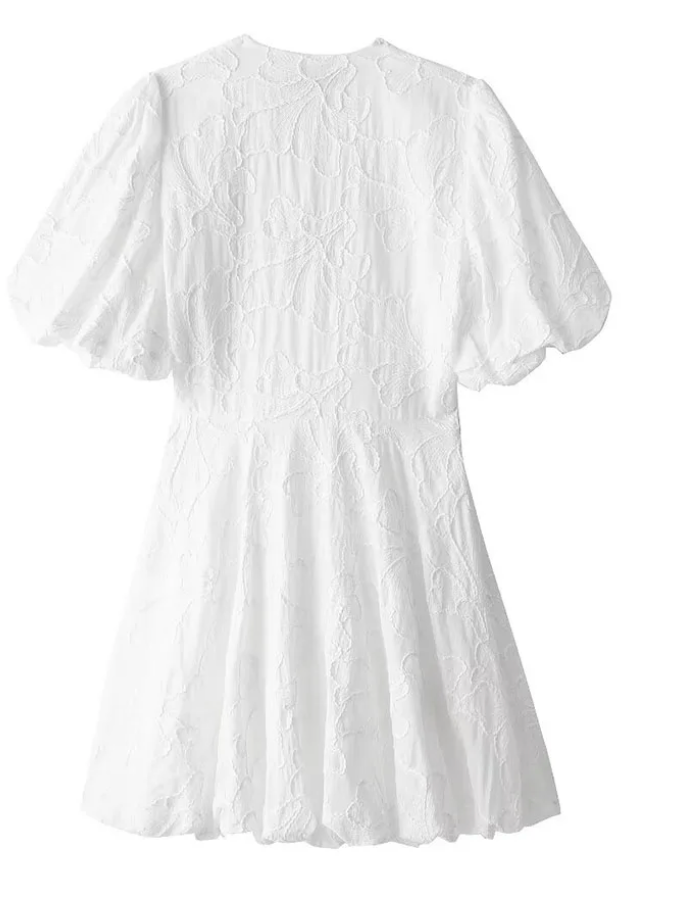 Vestido curto de mulher com mangas bufantes e detalhe texturizado