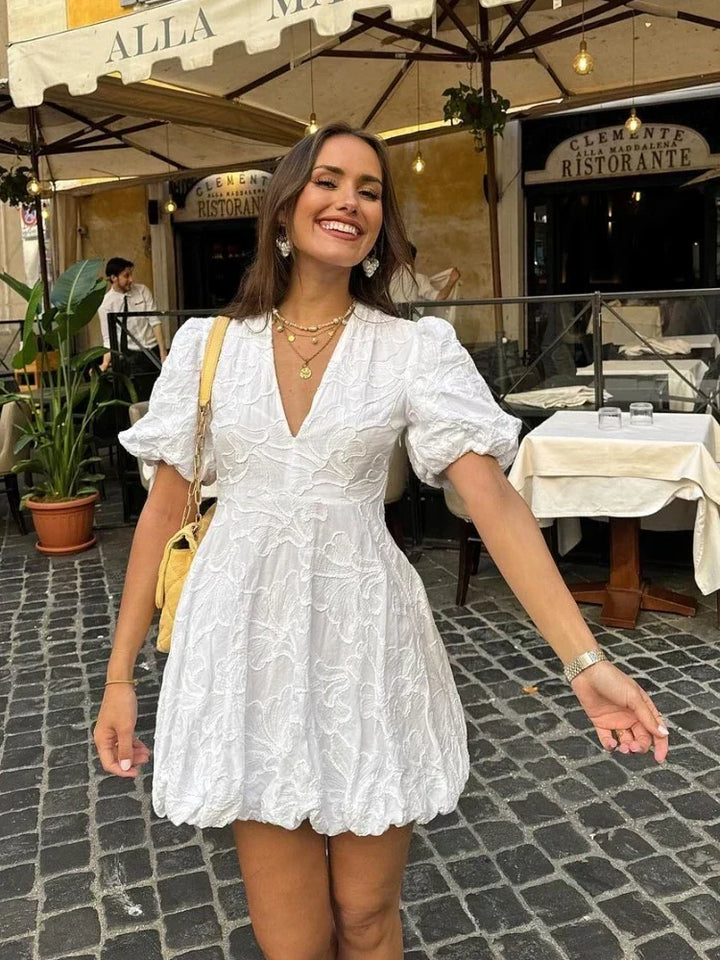 Vestido curto de mulher com mangas bufantes e detalhe texturizado