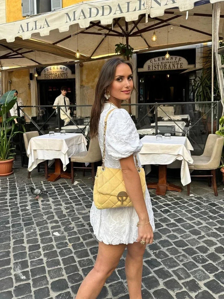 Vestido curto de mulher com mangas bufantes e detalhe texturizado