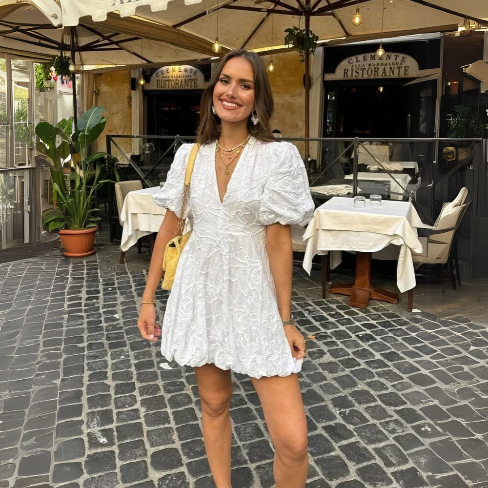 Vestido curto de mulher com mangas bufantes e detalhe texturizado