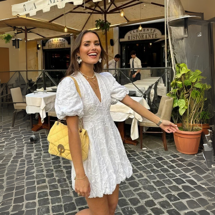 Vestido curto de mulher com mangas bufantes e detalhe texturizado