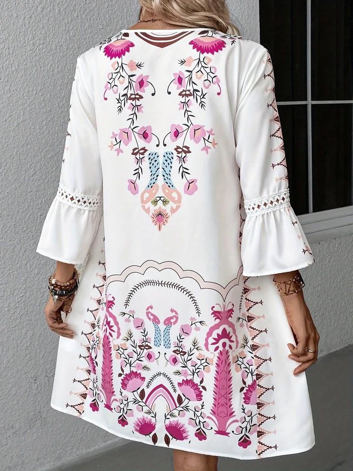 Vestido mini boémio bordado para mulher com mangas 3/4 e decote em V