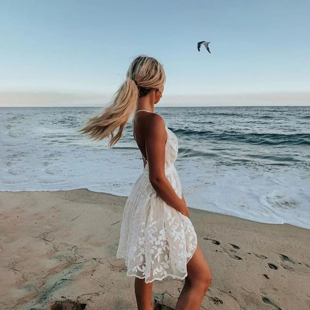Vestido Mini de Renda de Mulher com Alças Ajustáveis e Bordado Floral