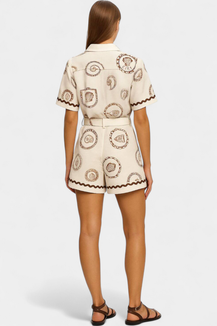 Seashell Macacão Camiseta com Detalhe de Concha e Botões