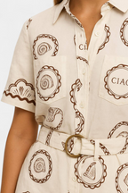 Seashell Macacão Camiseta com Detalhe de Concha e Botões